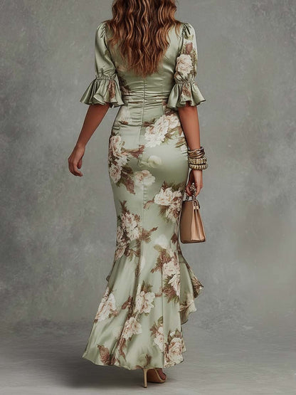 Ana: vestido largo asimétrico de satén verde con cuello en V, mangas abullonadas acampanadas y estampado floral