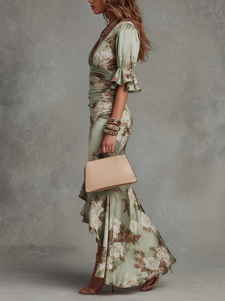 Ana: vestido largo asimétrico de satén verde con cuello en V, mangas abullonadas acampanadas y estampado floral
