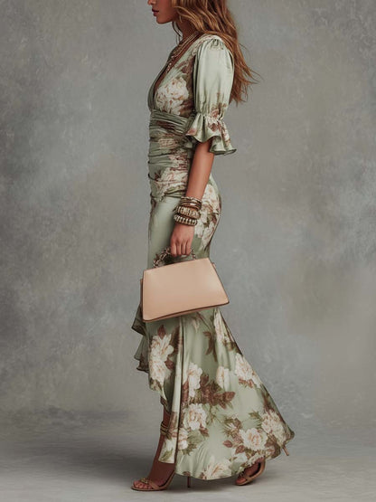 Ana: vestido largo asimétrico de satén verde con cuello en V, mangas abullonadas acampanadas y estampado floral
