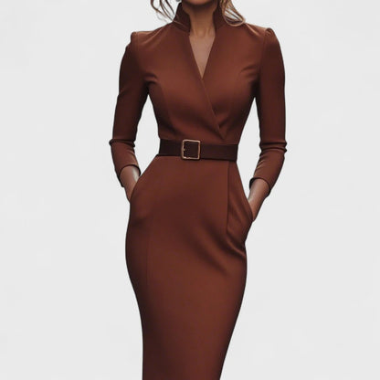 Mandarino - Elegante vestido negro con cinturón y cuello alto