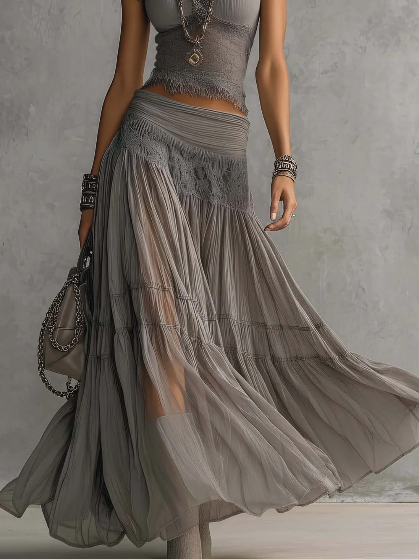 Conjunto de top gris transparente con paneles de encaje y falda larga plisada.